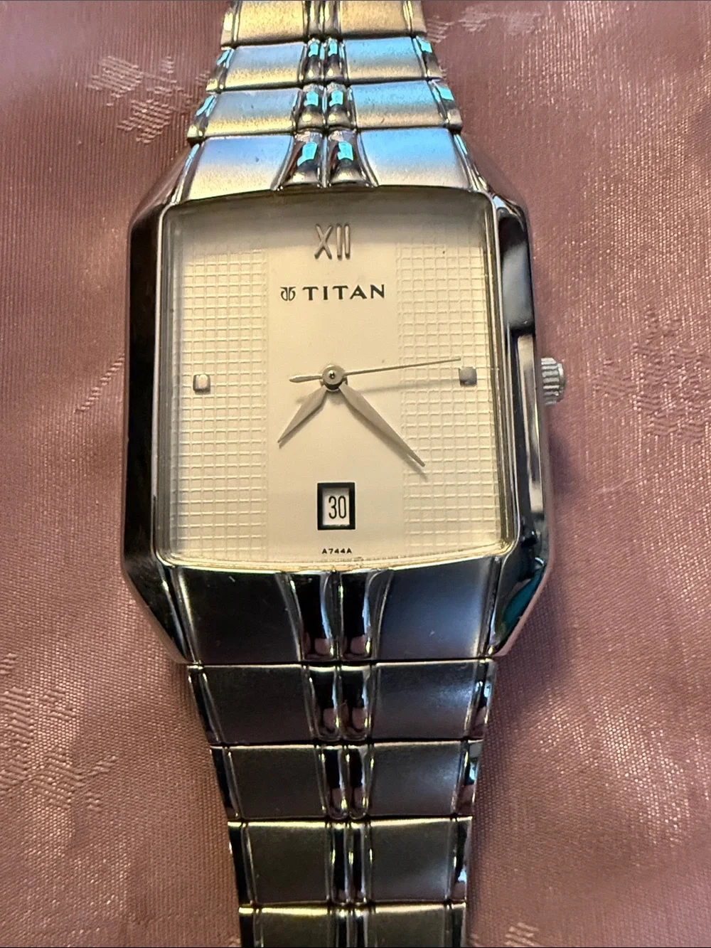 Titan Silver Watch with White Dial in awesome condition new battery